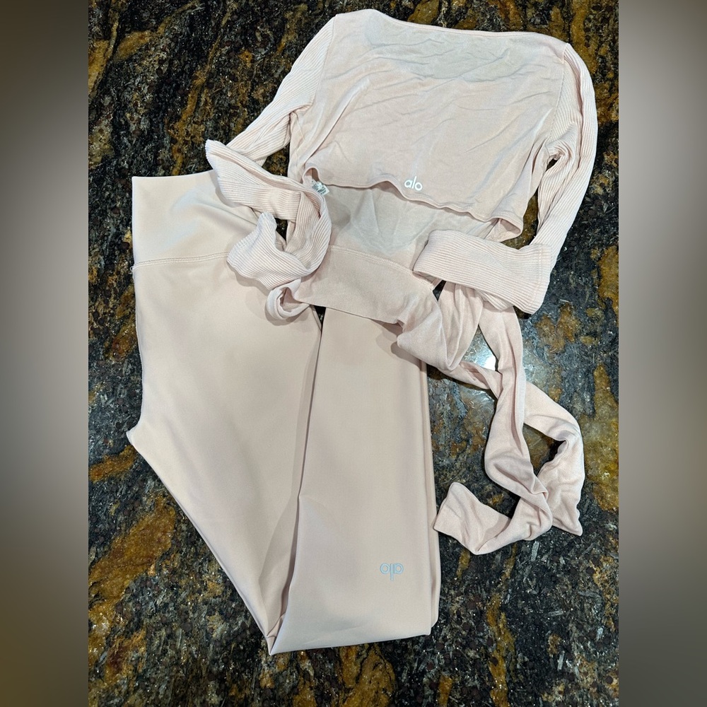 Alo Yoga Set in Light Pink